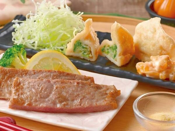 ニラ餃子の天ぷらとサーロインステーキ たまりらっきょタルタルソース添え/例