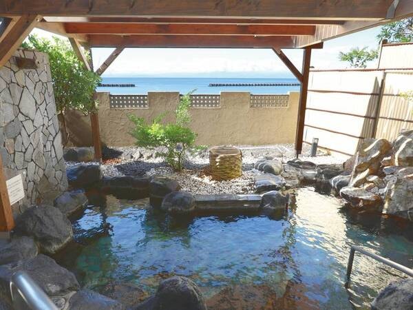 露天風呂_1階の露天風呂は、海を間近に感じて波の音を聞きながら入れる開放的な雰囲気です。