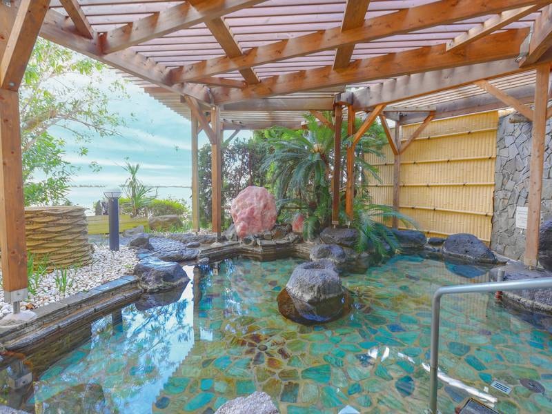 露天風呂_1階の露天風呂は、温泉に浸かりながら潮の香りと波音を楽しめます。