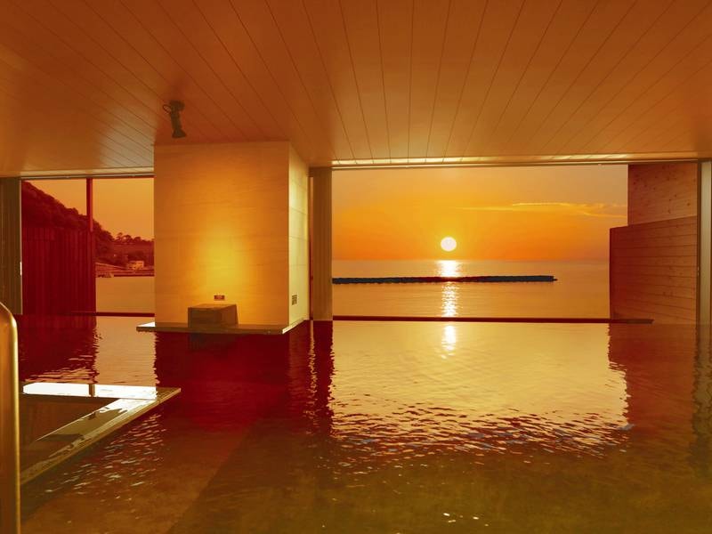 展望大浴場_心を癒すように悠然と広がる海を眺められる
