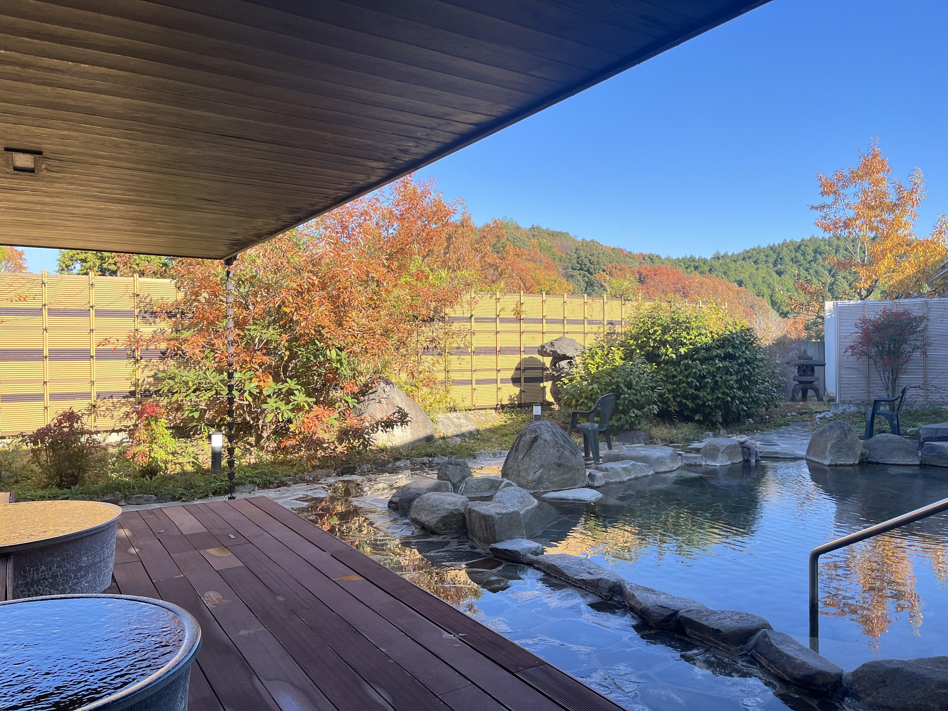大浴場しゃくなげ露天風呂からの紅葉