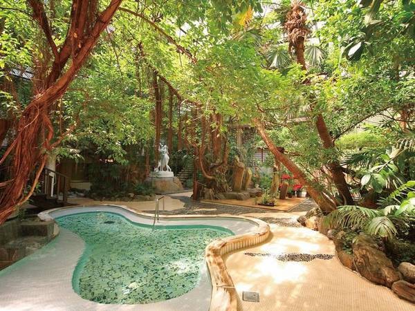 【ジャングル風呂】移しい新緑に囲まれて湯あみを愉しむ