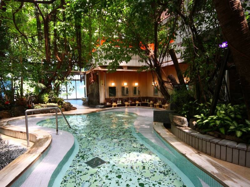 【ジャングル風呂】広い浴場内には大小あわせて6つの浴槽がある