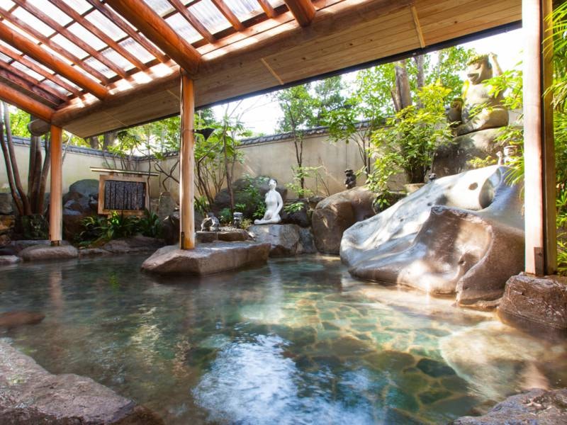 【千歳の湯（内湯）・かっぱの湯（露天風呂）】半露天風呂になった岩風呂のまわりにいろんな表情のかっぱたちがのんびり戯れている