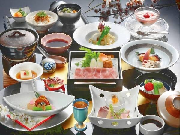 【基本コース】泰凜会席/例 ◆朝倉周辺でとれた食材や郷土料理など、地元食も盛り込んだ季節の会席◆