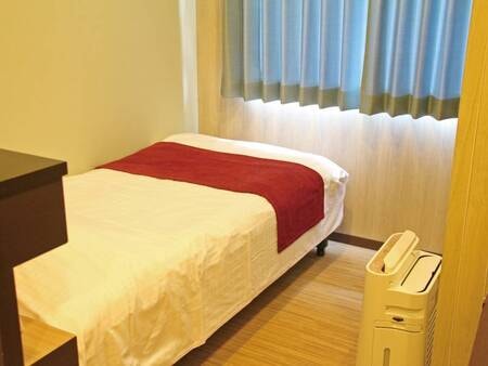 【スタンダードシングル/例】機能的な室内はシンプルなデザインが心地よい