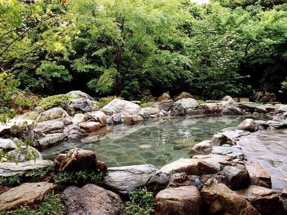 【露天風呂「もりの湯」】ゆたかな自然に囲まれた温泉は、トロっとしたお肌に優しい泉質