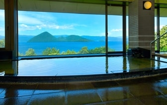 ホテル　プレミアム・レイク　トーヤ／【大浴場】大きな窓からは洞爺湖に浮かぶ中島の幻想的な景色が広がります