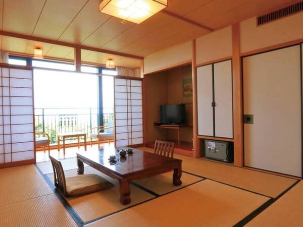 【和室/例】部屋の外には雄大な山々が連なる