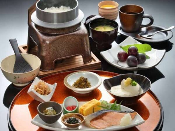 朝食（和食）/一例
朝食は和食または洋食からお選びいただけます。