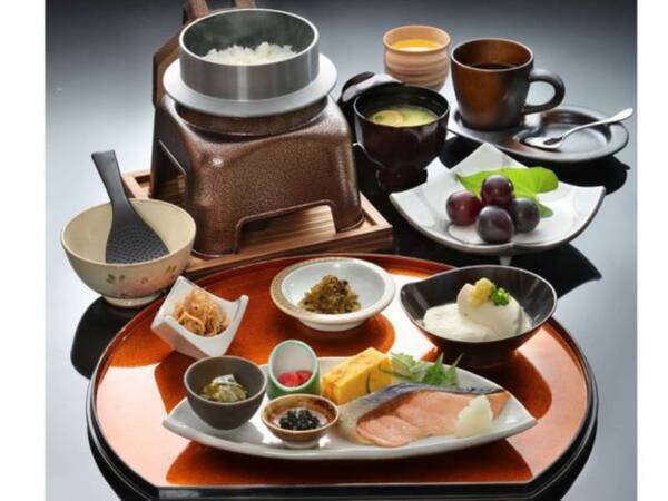 朝食（和食）/一例 朝食は和食または洋食からお選びいただけます。

