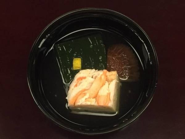 お椀　蟹とアサリの真蒸、よもぎ豆腐、どんこ椎茸