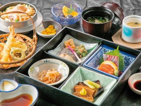 会席料理を少しづつギュッと集めた御膳。見た目も彩りが楽しめる。釜飯付!