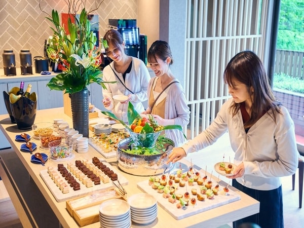 館内は軽食や飲み物の利用料金がほぼ含まれる「オールインクルーシブ」