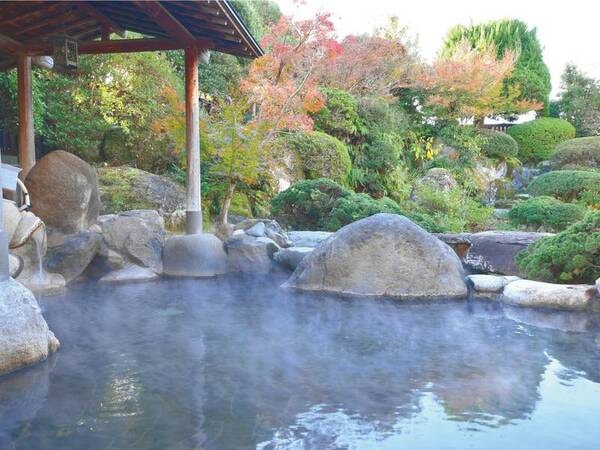 【露天風呂/滝見の湯】美しい庭園を望みながらのんびりと憩う