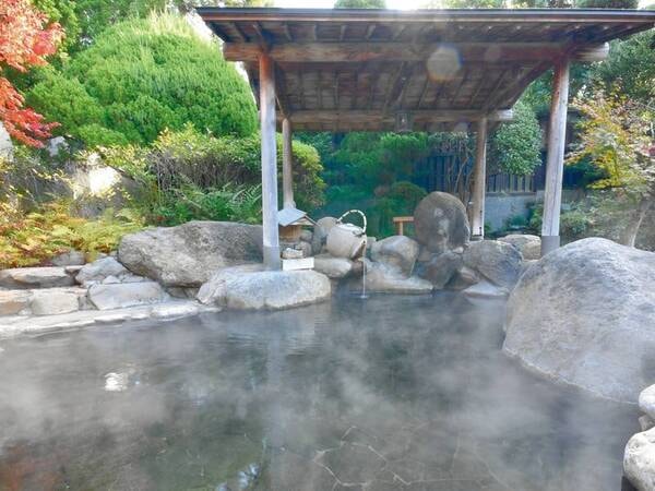 【露天風呂/滝見の湯】美肌効果があると言われている重曹泉の湯が肌を潤す