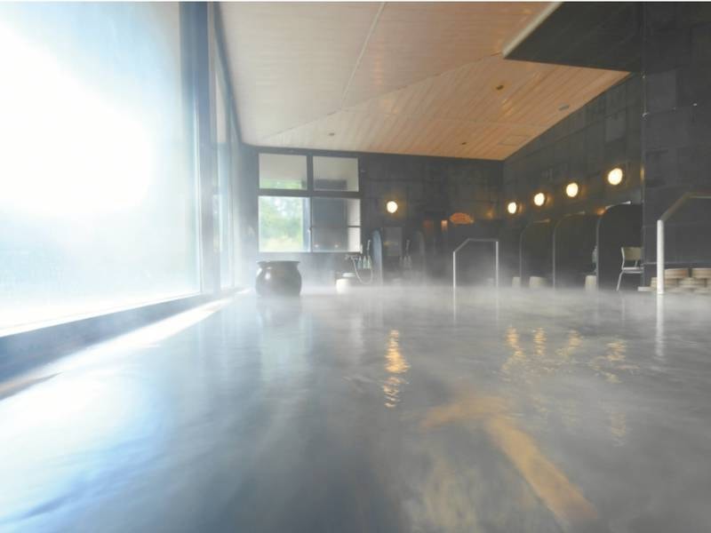 【大浴場/滝見の湯】窓の外には美しい日本庭園が広がる
