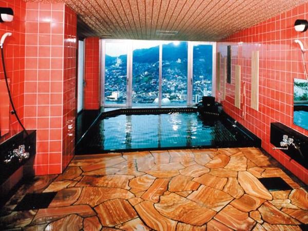 【大浴場】長崎市街側を眺めるガラス面の浴場は最大10名まで入浴可能