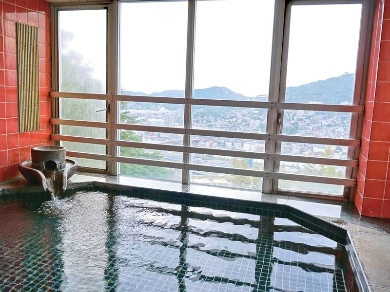 【大浴場】長崎市街側を眺めるガラス面の浴場