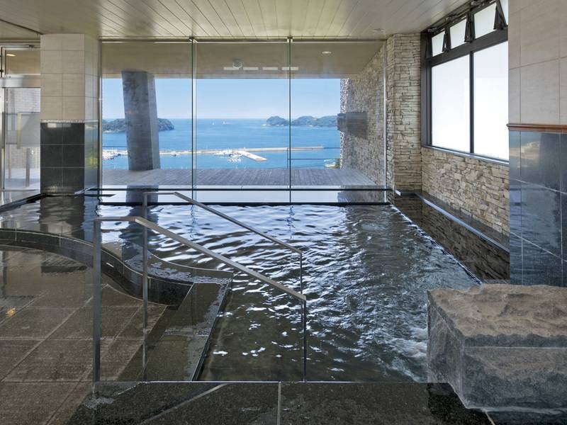 【大浴場】湯殿から平戸の風光明媚な景色を愉しめる