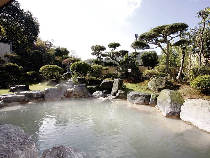 【露天風呂】開放感のある庭園露天風呂で濁り湯を満喫