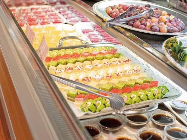 地元産海鮮どっさりバイキング！自家製スイーツも♪/例