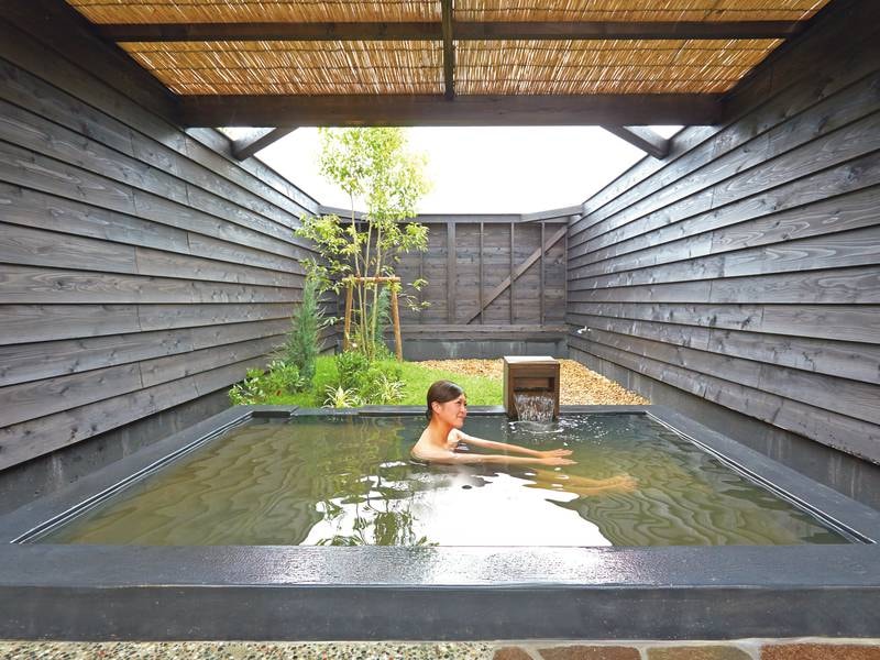 【Ark Land Spa/家族風呂】内湯、露天を完備した個室貸切風呂。プライベート空間を演出しながらも、ゆったりと寛ぐことが出来る。（別途有料） 