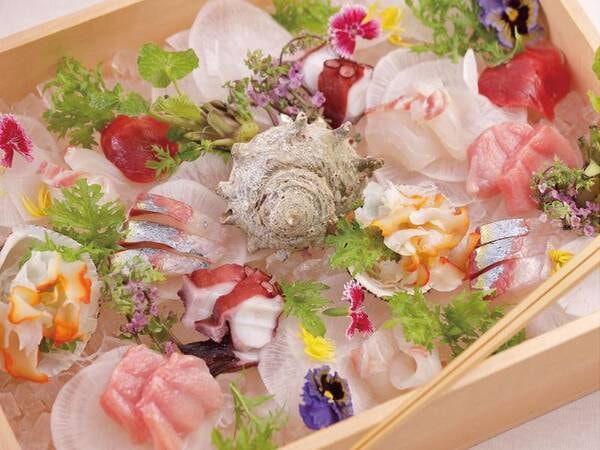 【旬を味わう和食会席/例】旬のお造り:新鮮さはもちろんのこと、盛り付けの美しさも愉しむことが出来る