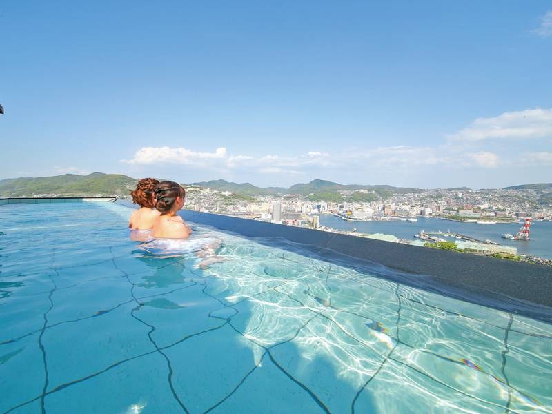 270度のパノラマ！最上階の絶景露天風呂
