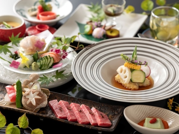 【長崎和牛と旬彩会席/夕食一例】温暖な気候が育む大自然の中で育てられた長崎和牛をメインに、地元食材を使用したお料理をお愉しみいただける、当館人気の会席コース