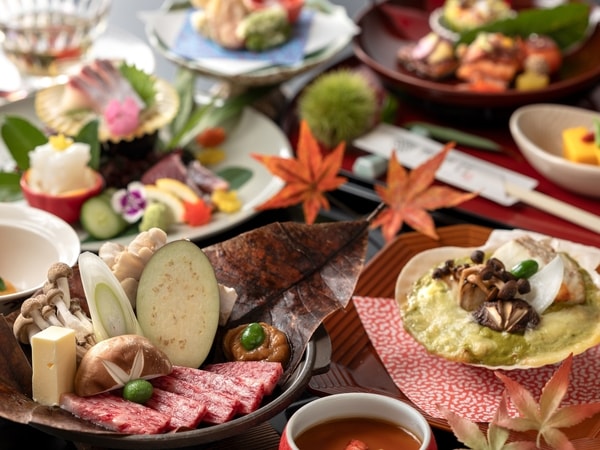 【長崎和牛と旬彩会席/夕食一例】温暖な気候が育む大自然の中で育てられた長崎和牛をメインに、地元食材を使用したお料理をお愉しみいただける、当館人気の会席コース