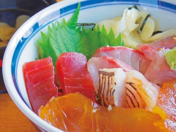 【和洋中伊バイキング】自分好みのアレンジで海鮮丼が作れる海鮮コーナー!/例