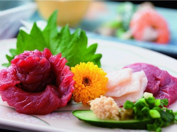 【夕食/例】熊本名物の馬刺し。ご予約を頂戴してから仕入れるので、新鮮な馬刺しをご提供いたします。