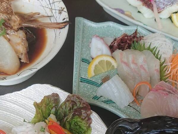 天然モノに拘ったお刺身盛り合わせや車海老の塩焼きなど新鮮な海の幸がいただける！／柳港会席・例