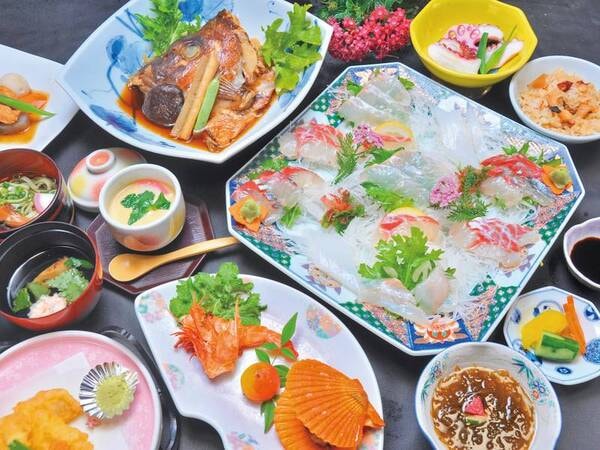 【あわび付！新鮮和会席/例】 こりこりとした食感のあわびと旬魚の3種盛など※写真は2名盛の一例