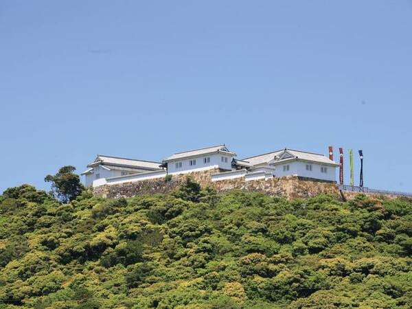 【周辺情報】富岡城跡：天草地域の歴史等、観光情報を知ることができる。宿から車で3分ほど