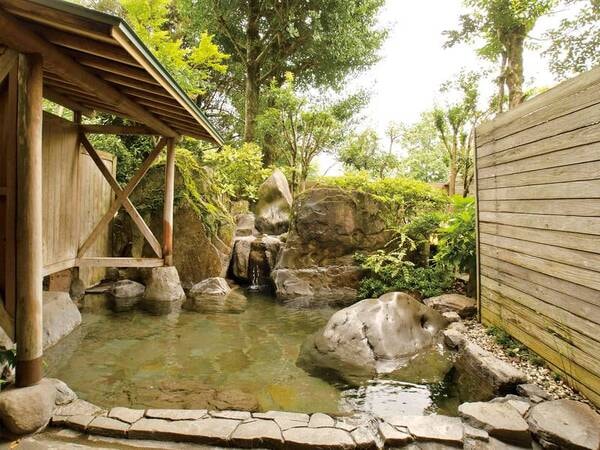 1階「みどりの湯」/人吉温泉には珍しいモール泉。※15時〜24時までは貸切のご利用が可能