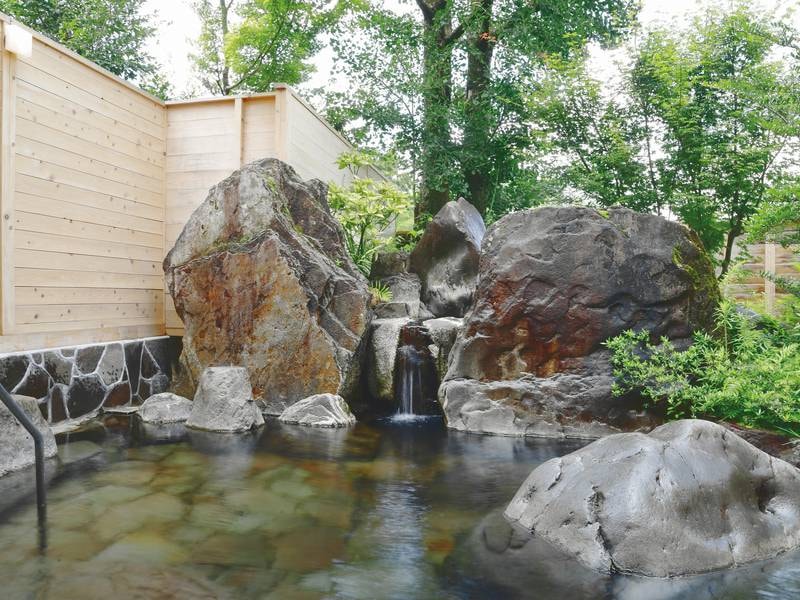 1階「みどりの湯」/人吉温泉には珍しいモール泉。※15時〜24時までは貸切のご利用が可能