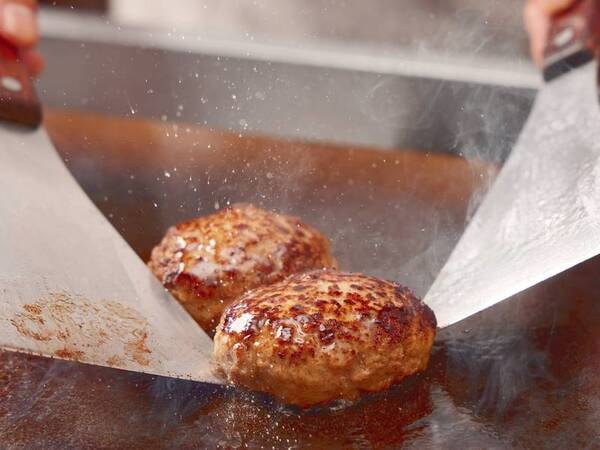 【夕食ビュッフェ/例】赤牛20％入り自家製ハンバーグ

