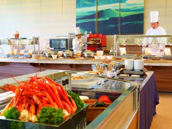 【夕食バイキング】オープンキッチンで出来たての料理を提供