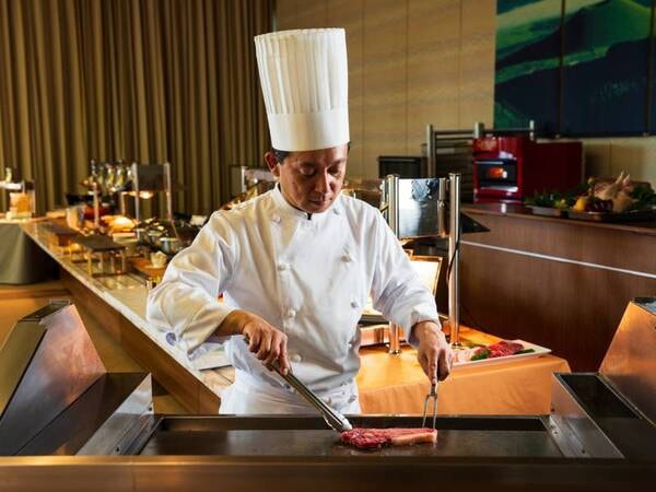 【夕食バイキング】ライブキッチンでは鉄板焼で出来たてのステーキを味わえる
