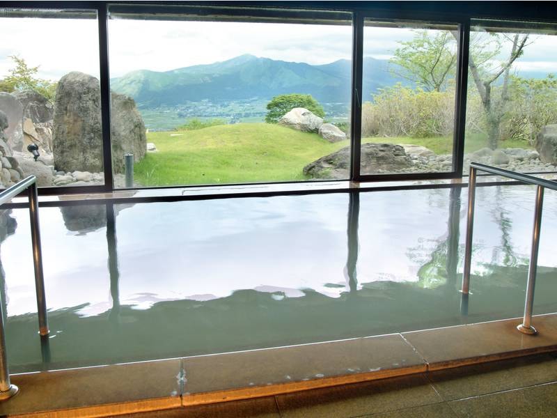 【大浴場】大きな窓からは阿蘇五岳を一望