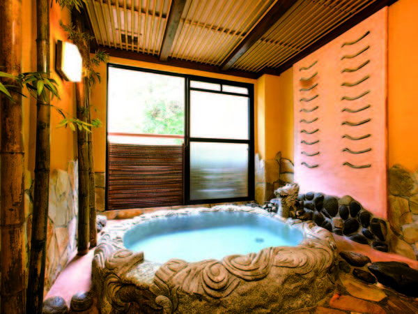 客室には半露天風呂付きで24時間かけ流し温泉を独り占め！