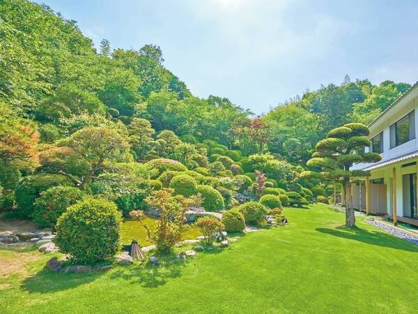 【日本庭園】時間を忘れ100年の歴史を誇る1,350㎡の庭園を望む