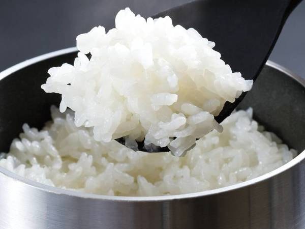 宿所有の棚田で育てた減農薬の自家栽培米を使用。もっちりと甘みのある、美味しいお米を釜炊きで。