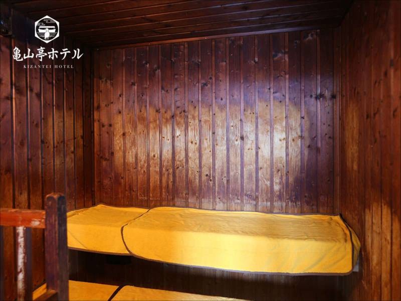 【サウナ】大浴場に併設サウナを1ヶ所設置しております。利用時間は夜・朝の男女入替制によって制限されております。