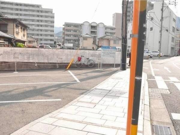【広くて停めやすいと評判の駐車場】