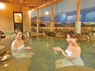 別府駅前 ホテルシーウェーブ別府/【露天風呂】湯舟をとりまくゴツゴツとした岩が懐かしい和の風情を醸しだす