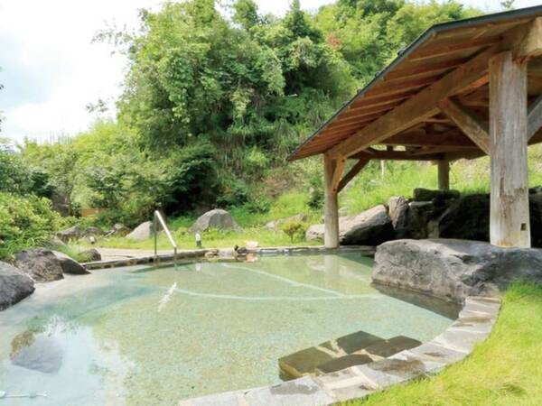 【露天風呂】薄緑のにごり湯が特徴の「薬師の湯」