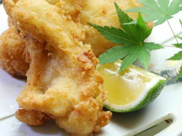 ふぐの唐揚げはカボスとの相性もバツグン♪